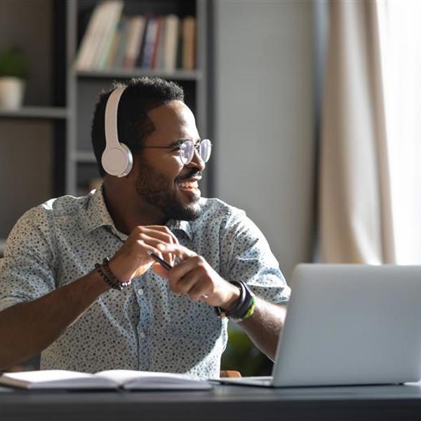 Man holding a podcast mic