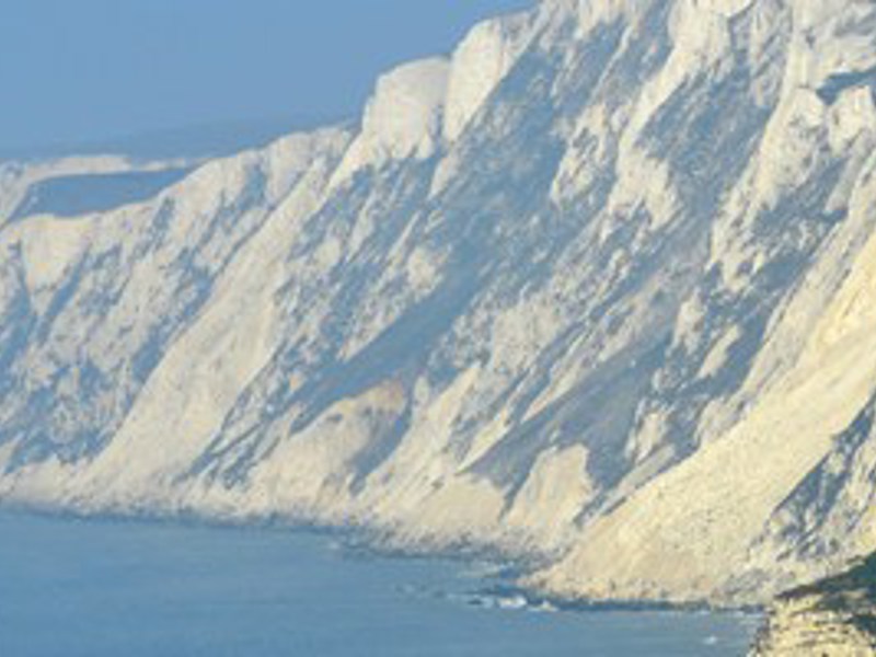 Image of cliffs besides the sea in the Isle of Wight.